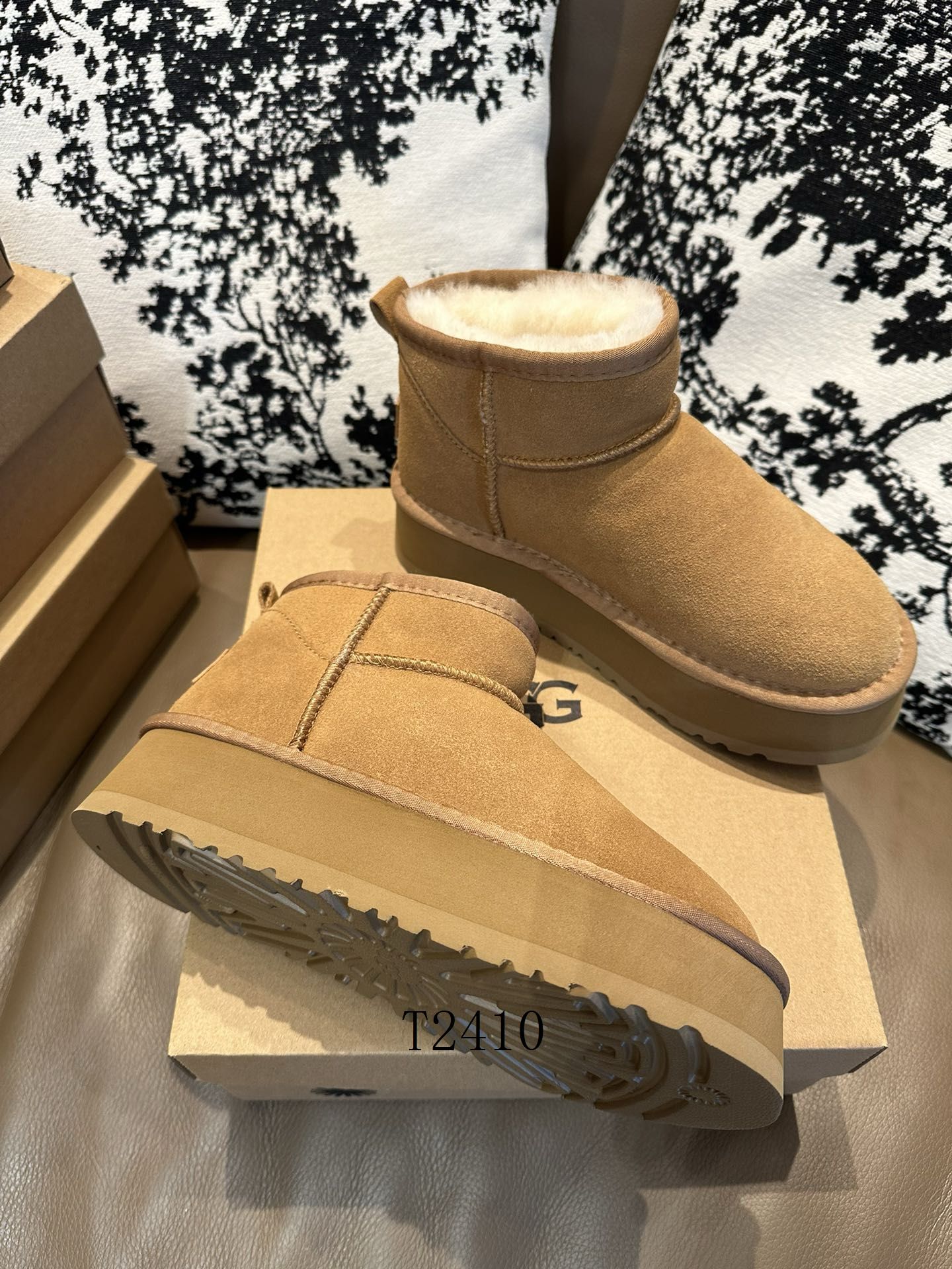 UGG Classic ultra mini