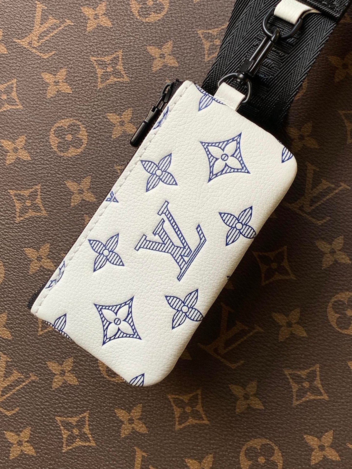 Borsello Louis Vuitton white